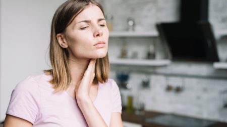 Conseils et astuces pour calmer efficacement les maux de gorge